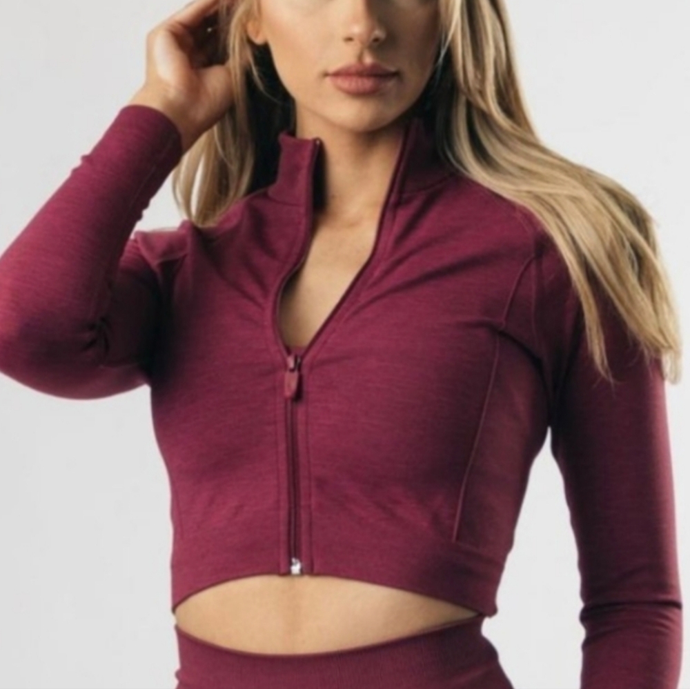 Alphalete Bordeaux Amplify Jacket cropped sports jacket Size S.